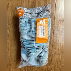 New Size M Elbow Pads Knee Pads With Wrist Guards Youth age 7-13